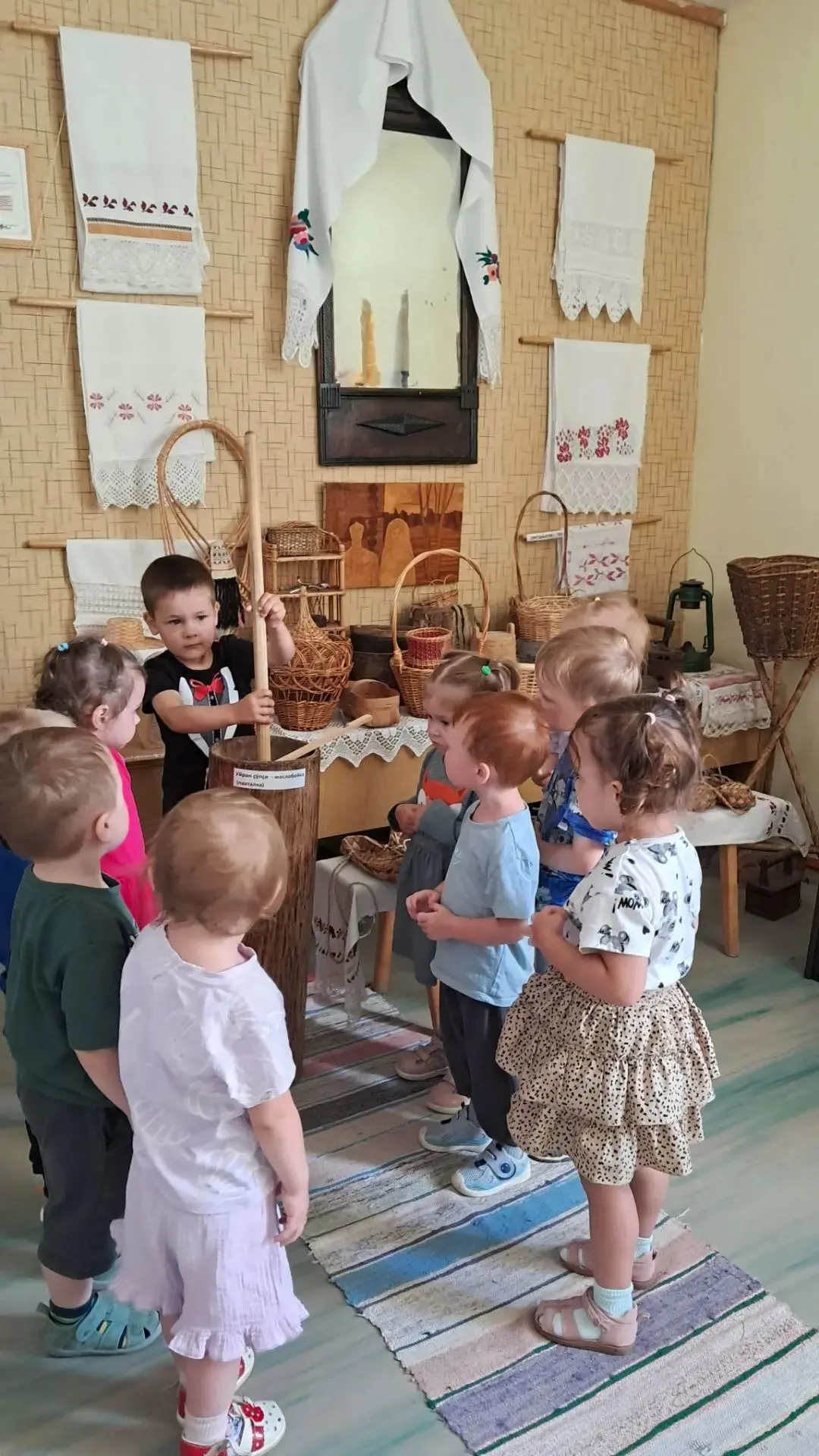 Мастера и традиции»: неделя, когда прошлое оживает! ✨

Наши дошколята отправились в настоящее путеше