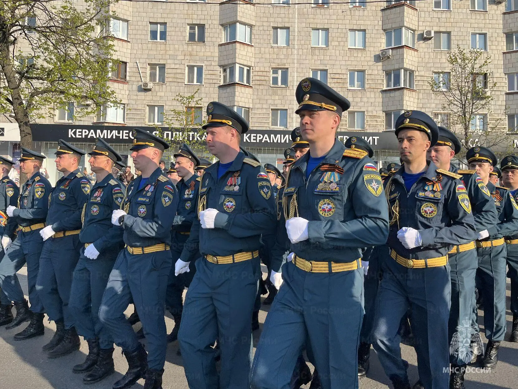 Сотрудники МЧС России в парадном строю  На площади 30-летия Победы состоялся парад, посвящённый 81-й