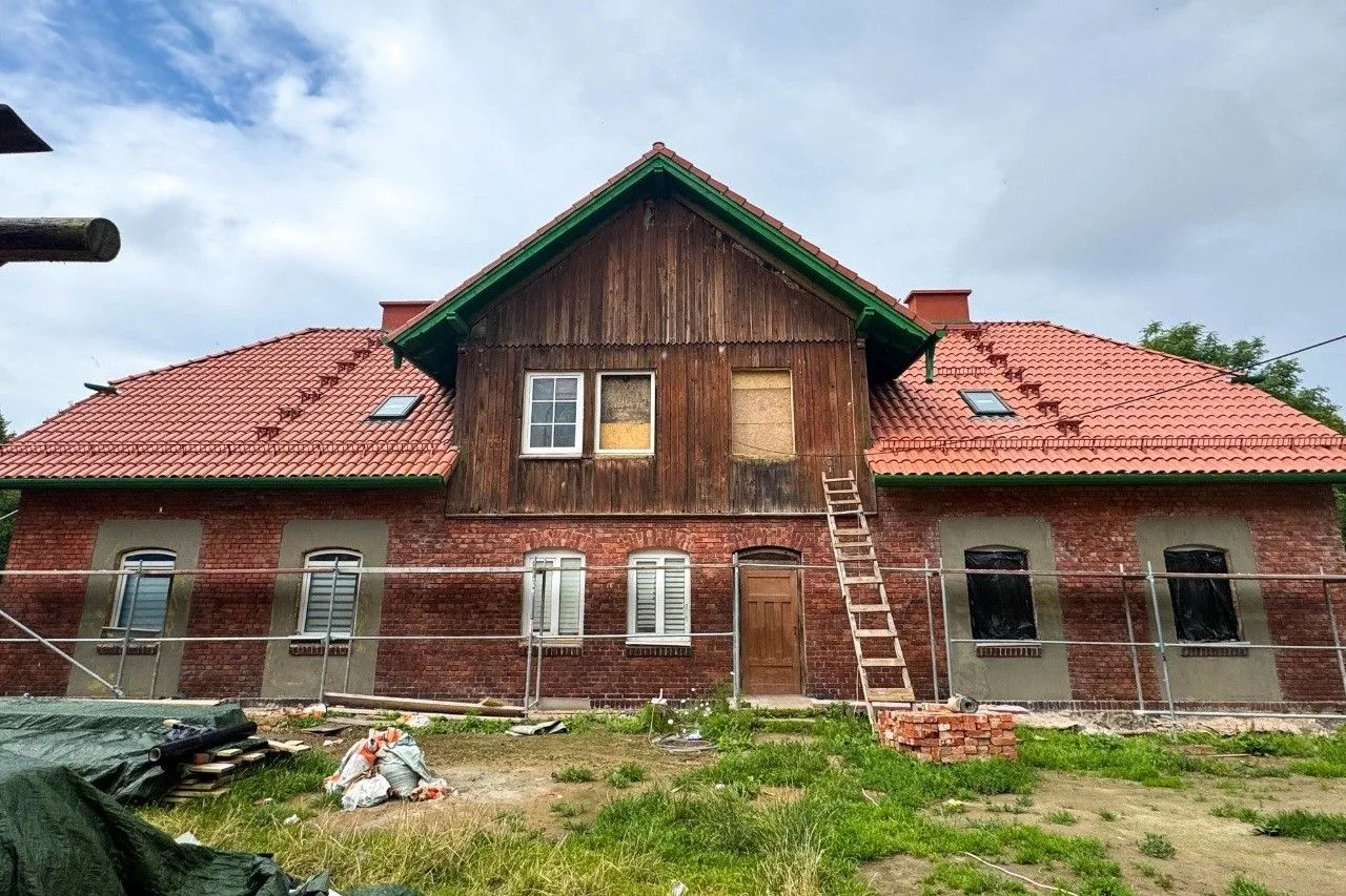 В центре Янтарного приступили
 к ремонту фасада старинного дома.

Здание располагается на улице Сове