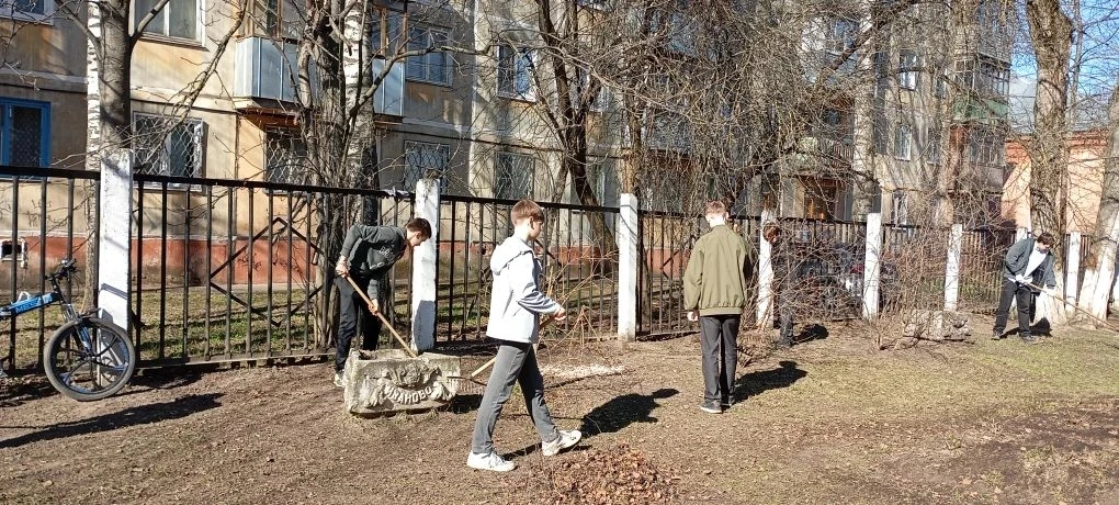 В рамках традиционной Недели добра  ученики 7 «Б» и 7 «В» классов, вооружившись граблям...