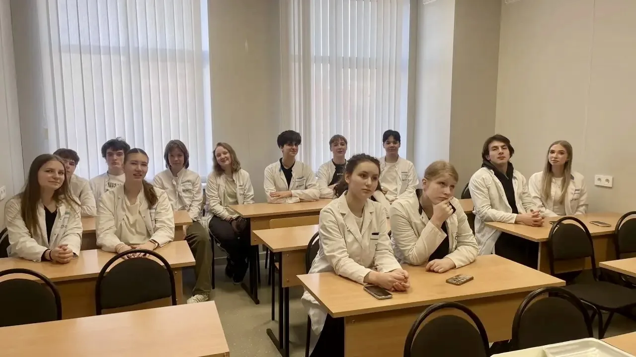 Увлекательные каникулы 🔥  👩‍⚕️ Наши юные врачи посетили лекции и мастер-классы в РОСБИОТЕХе  🔬 Ребят
