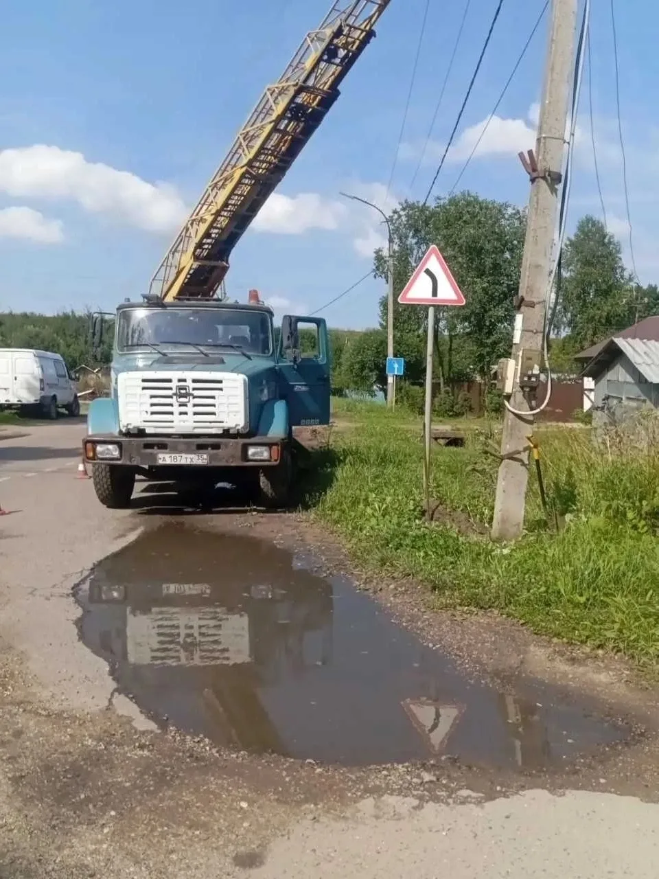 В Харовске проходит капитальный ремонт воздушно й линии электропередачи фидер «Ленина» ...