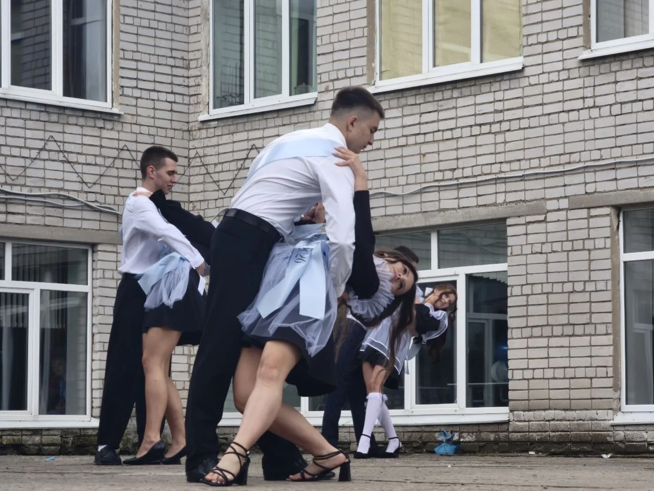 💫 Вчера последние звонки звенели по всей стране. И в нашей школе этот трогательный миг наступил.

�