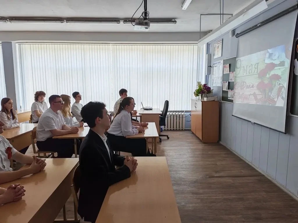 Сегодня в 5 «А» и 11 «А» классах прошел классный час, посвященный Дню Победы.  Это мероприятие стало