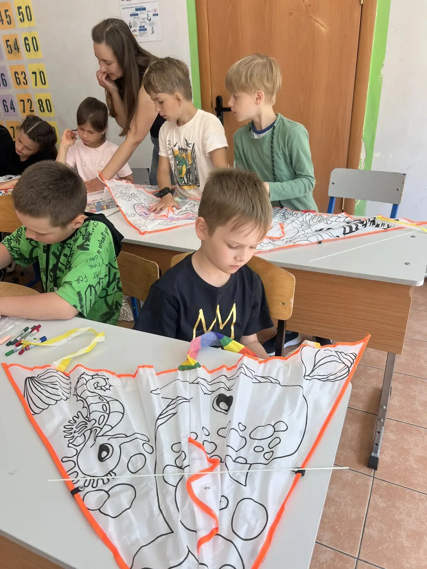 💥Летние истории💥

Сегодня на мастер-классе «Воздушный змей» 🪁 
ребята смастерили и раскрасили сво