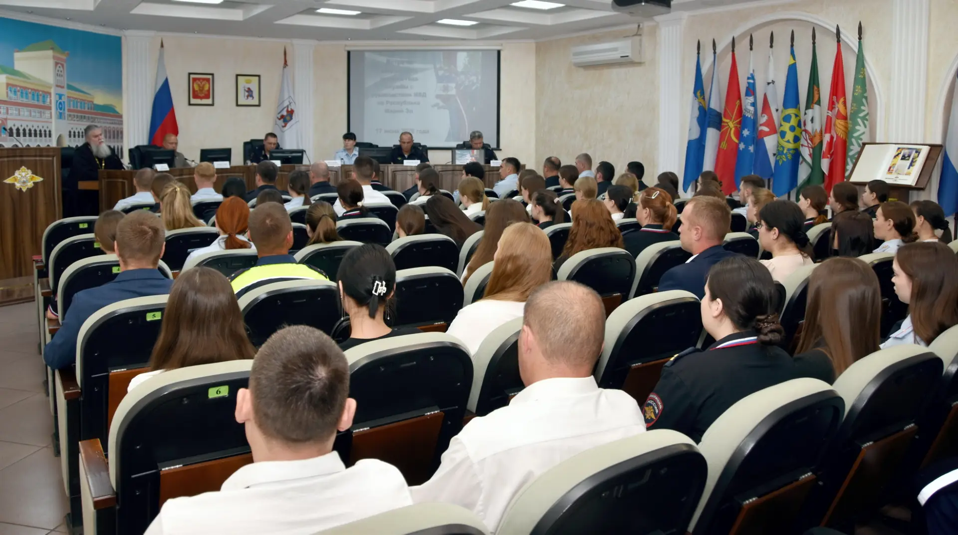 Молодые сотрудники органов внутренних дел встретились с руководством МВД по Республике Марий Эл

Цел