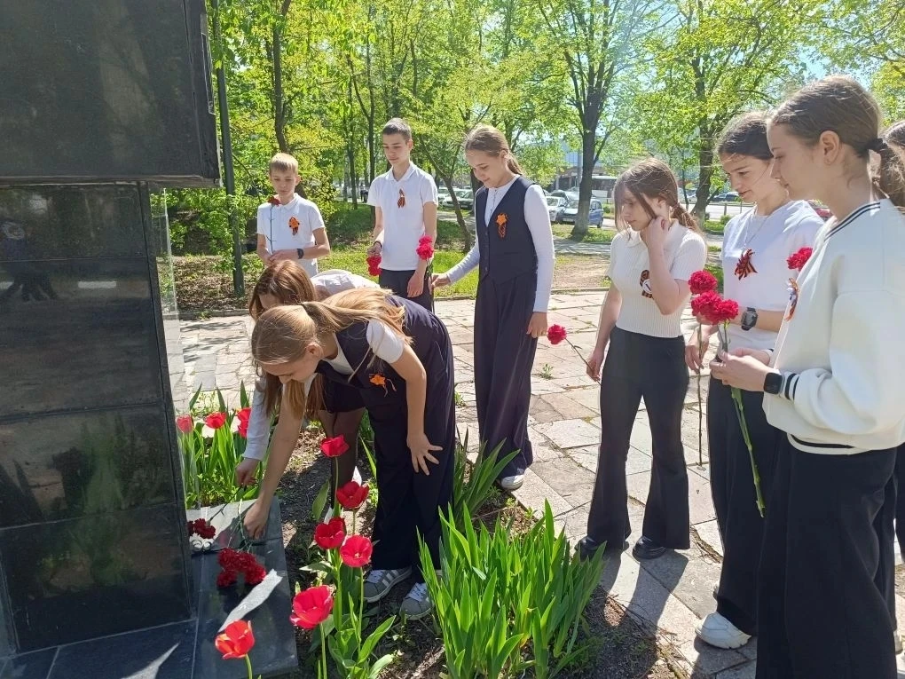 🌷 Память героев: школьники возложили цветы к памятникам в преддверии Дня Победы  8 мая, в преддверии