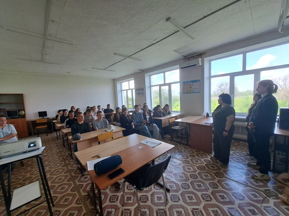 Сегодня, 15 мая, ученики 9-х классов МКОУ "Большовская СШ" и МКОУ "Етеревская ККШИ" вст...