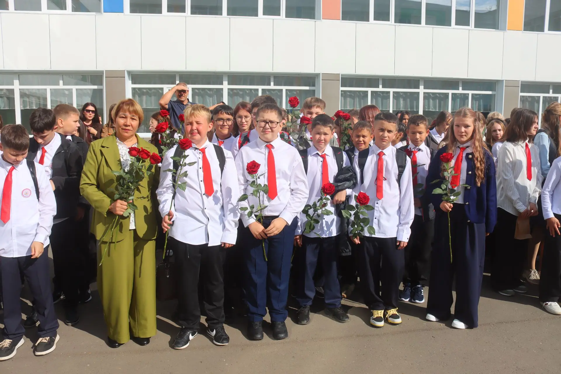 Сегодня в наших школах — праздник! 1400 учеников шагнули в новый учебный год, а их млад...