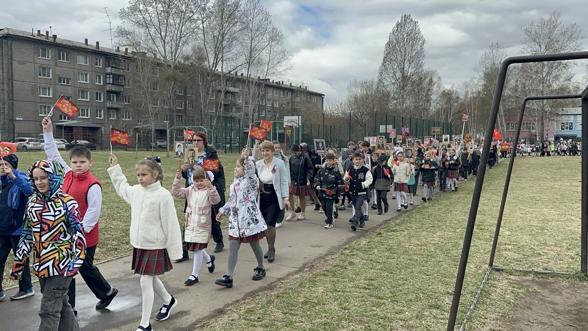 🎖️ Сегодня в нашей школе прошло шествие «Бессмертного полка»! 🎖️  Ученики начальных классов и пятикл