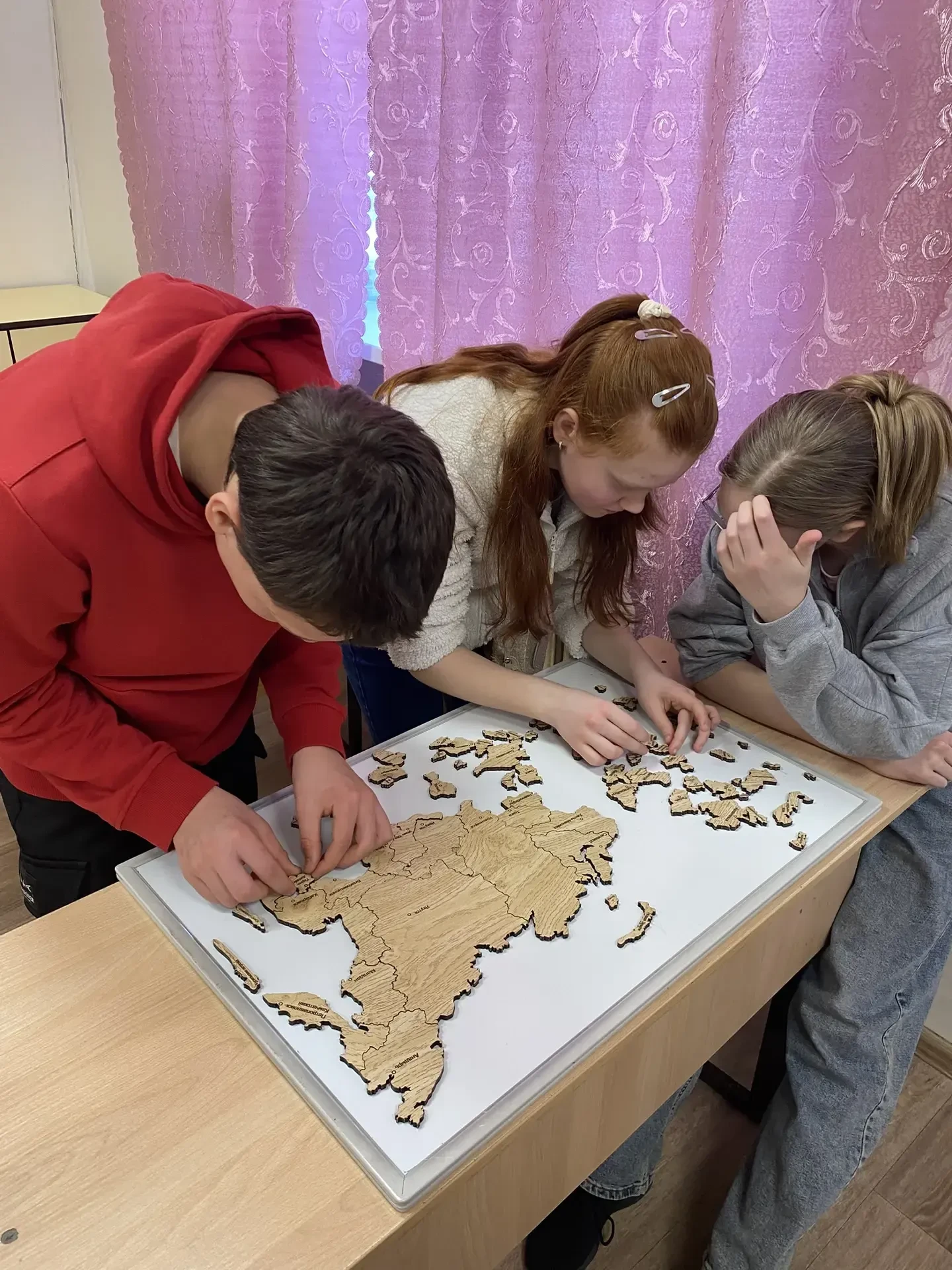 В нашей школе учатся настоящие знатоки географии! 🧩🏆  В начале марта на базе ДЮЦ им.А. Невского прош