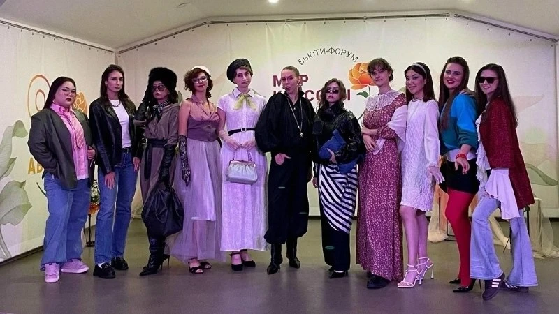 🎭 Студентки ХГУ показали ретроспективу городской моды на форуме