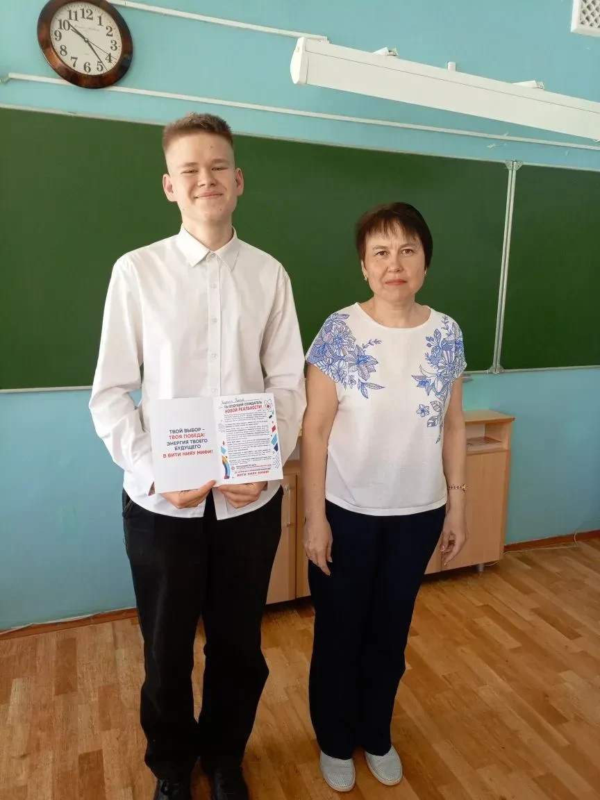 Представитель ВИТИ НИЯУ МИФИ вручила приглашение на поступление в вуз одиннадцатиклассникам. Чем выш