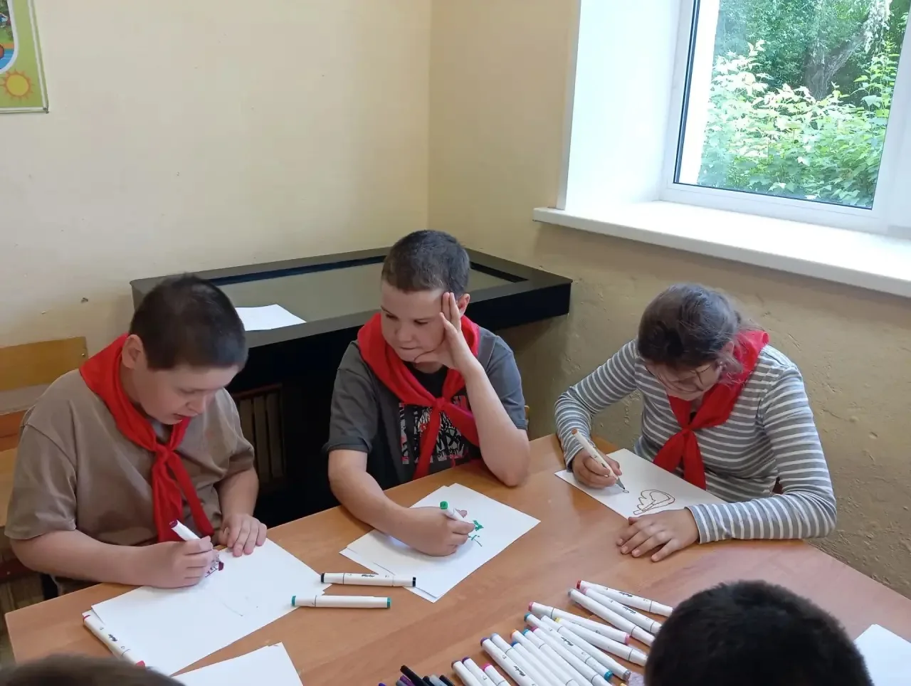 Вернувшись в пришкольный лагерь, мы не остановились! Провели конкурс рисунков на тему «...