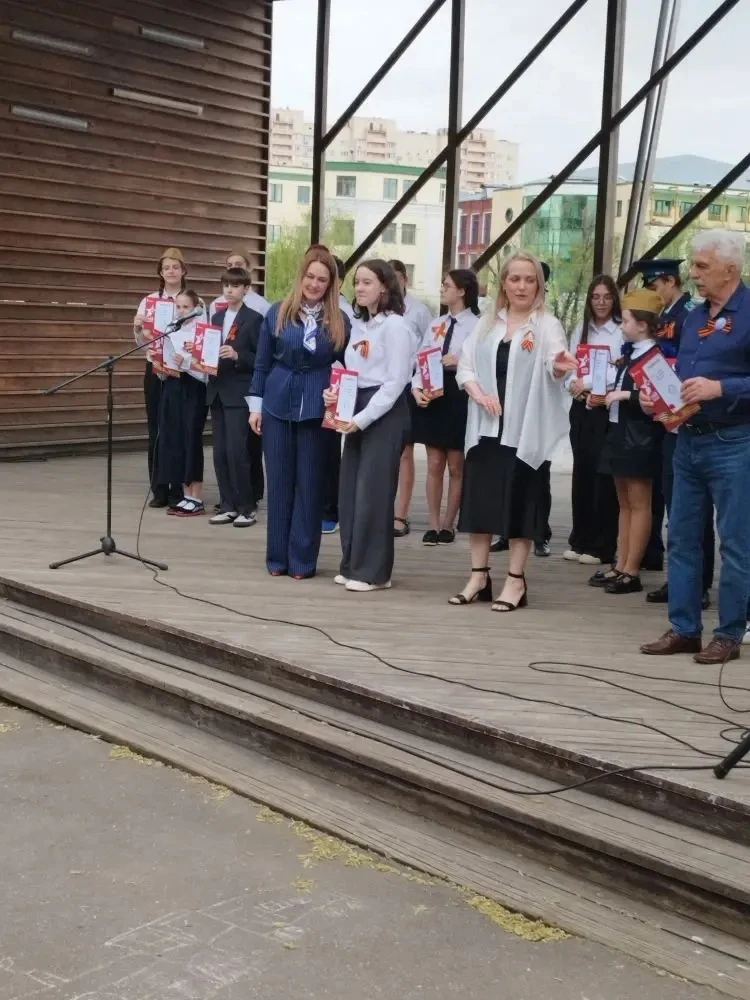 НАШИ #ДеньПобеды #ЧтенияПобеды #ГордостьШколы  Сегодня в городском парке «Фабричный пруд» обучающиес