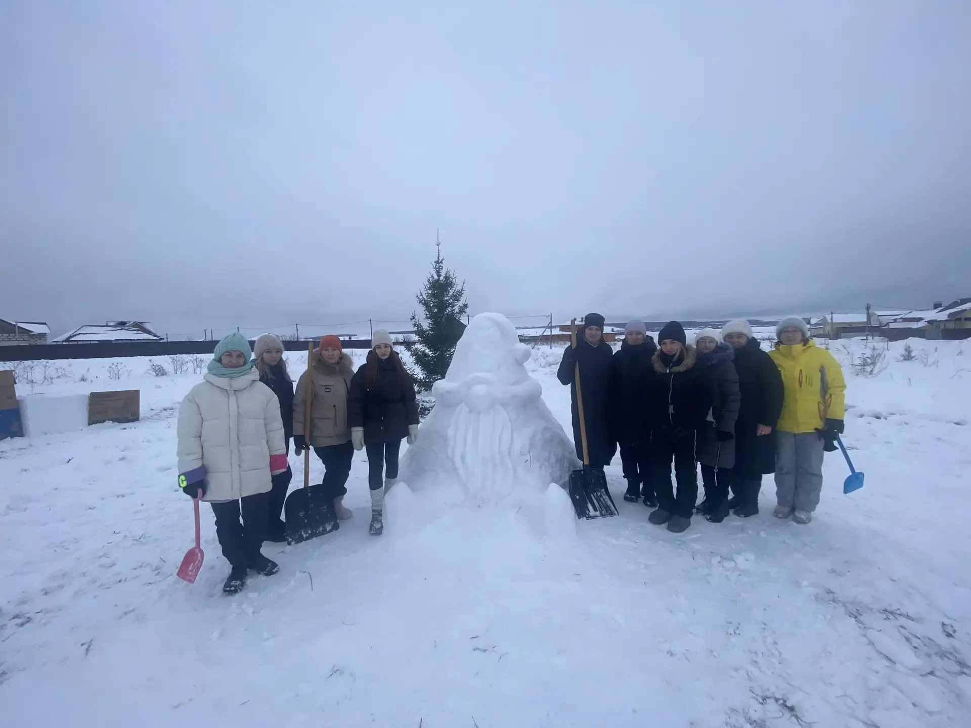 Слепили снежную фигуру гнома на площадке у ёлки в пос.Элеваторный