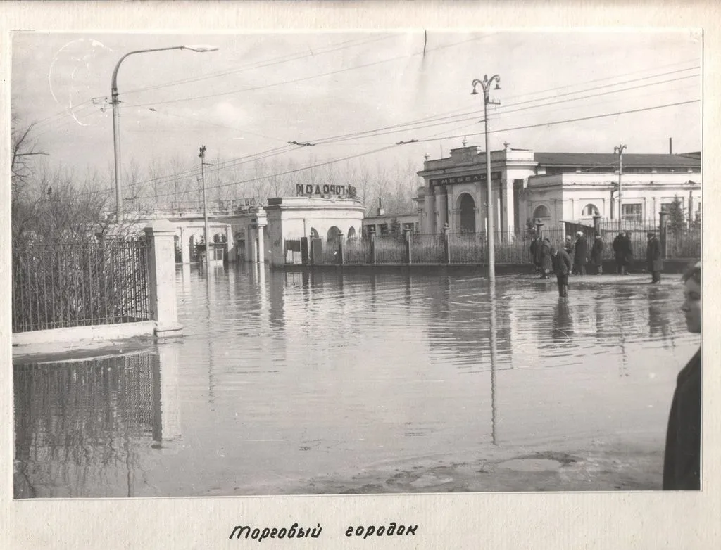 ул.Вокзальная 1973 год Торговый городок. Весенний разлив 1970 год Три подружки у гастронома на Театр