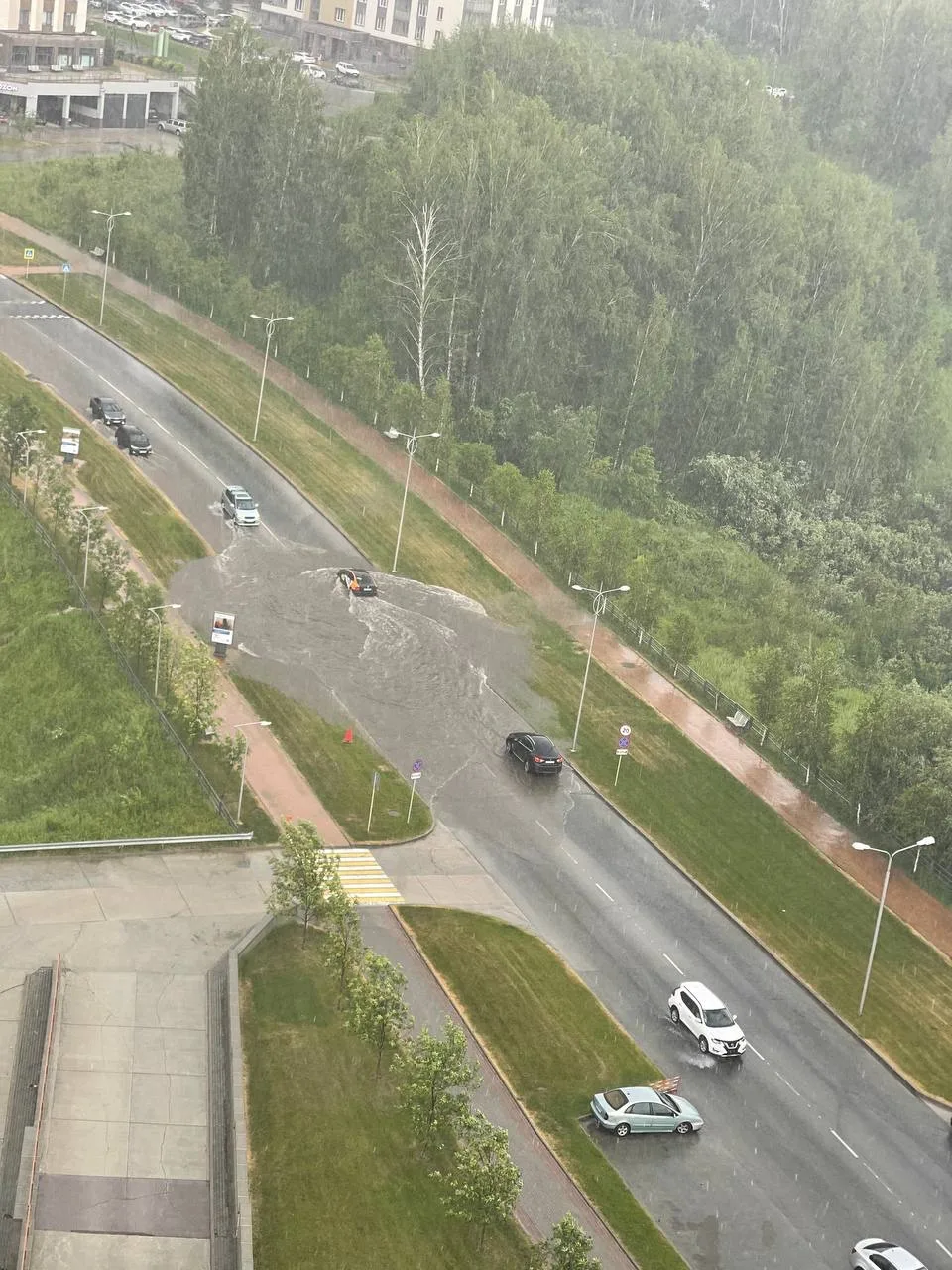 На Никольском - огромная лужа. Машины разворачиваются. По возможности объезжайте