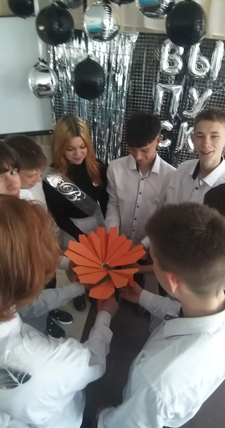 🎓 Последний звонок для 9 класса: запустили самолётик будущего!