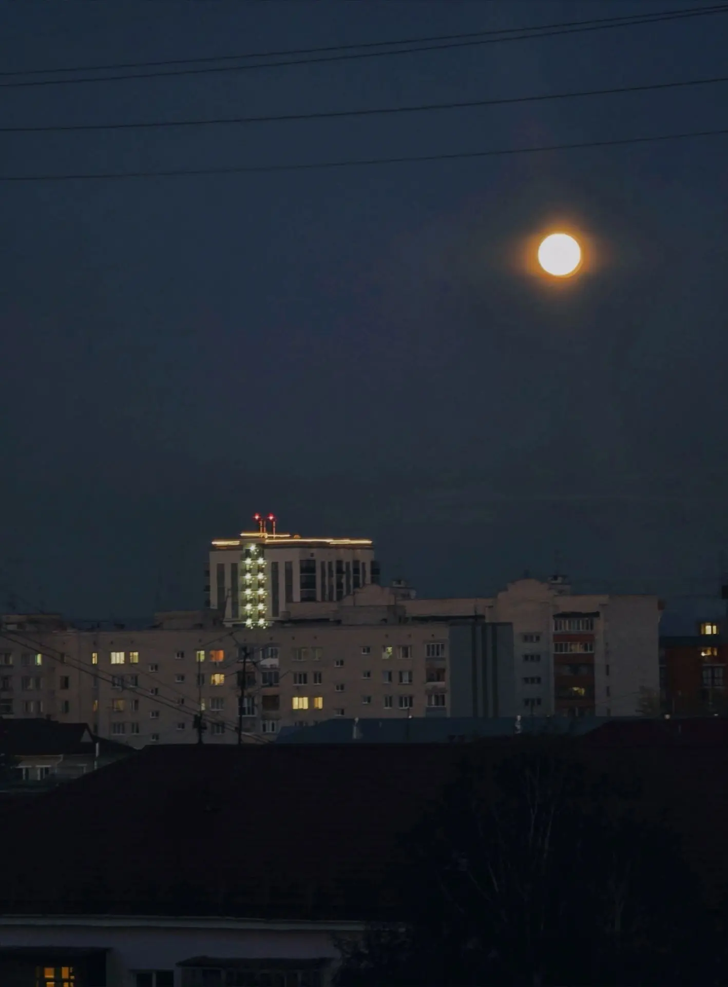 Луна над городом 🤩