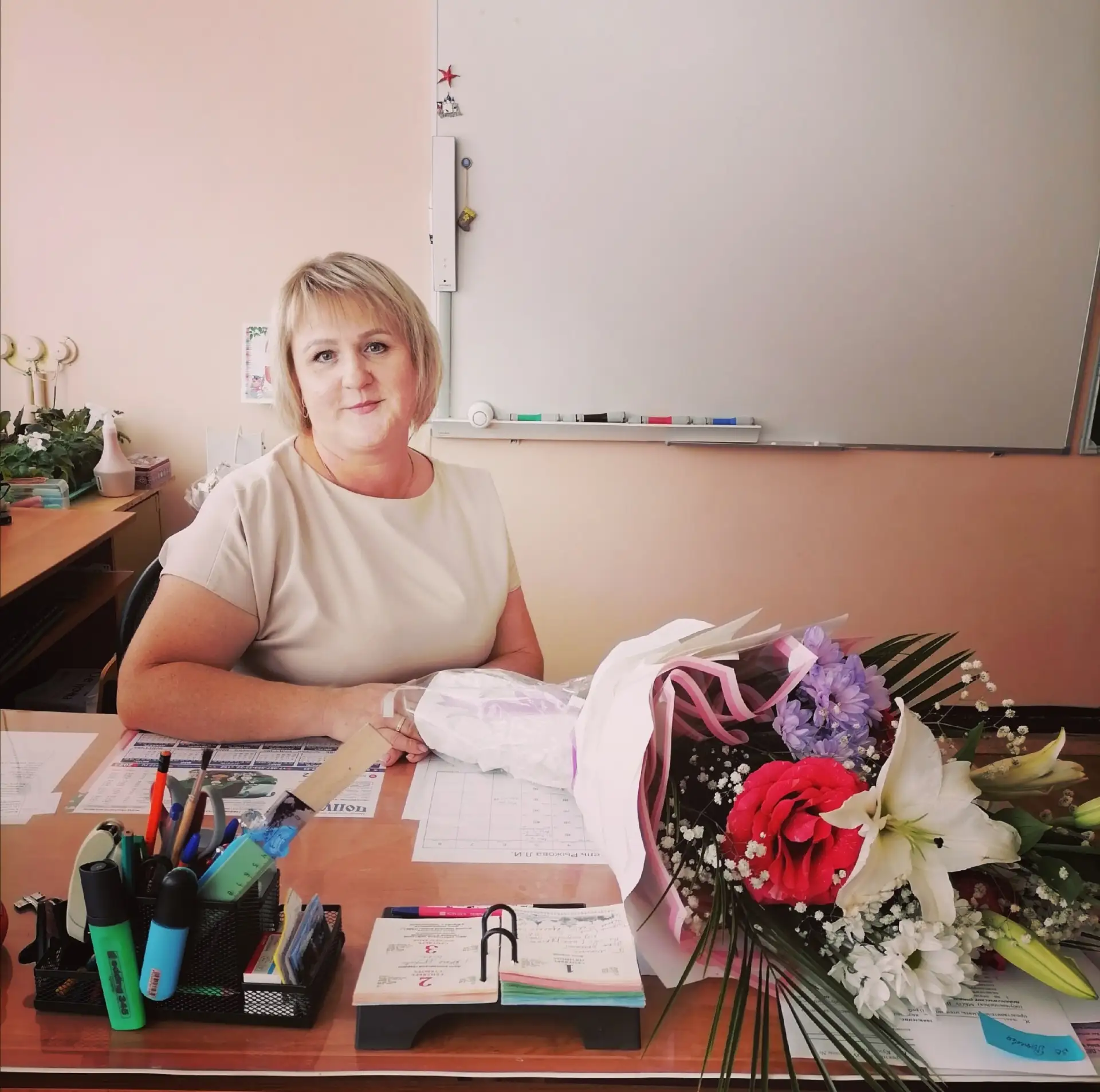 Все поздравляют классных руководителей и преподавателей с профессиональным праздником, ...