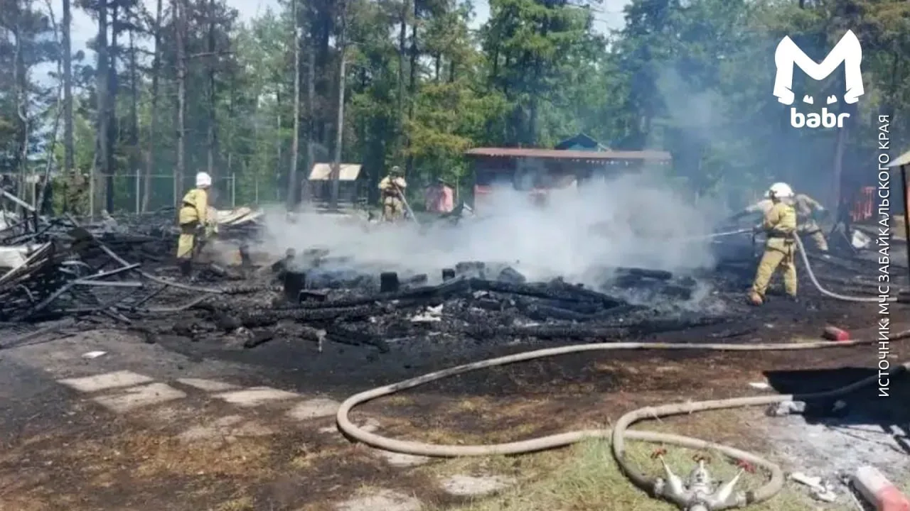 Пожар вспыхнул в детском лагере под Читой.

Жилой корпус в "Чемпионе" на озере Арахлей загорелся сег