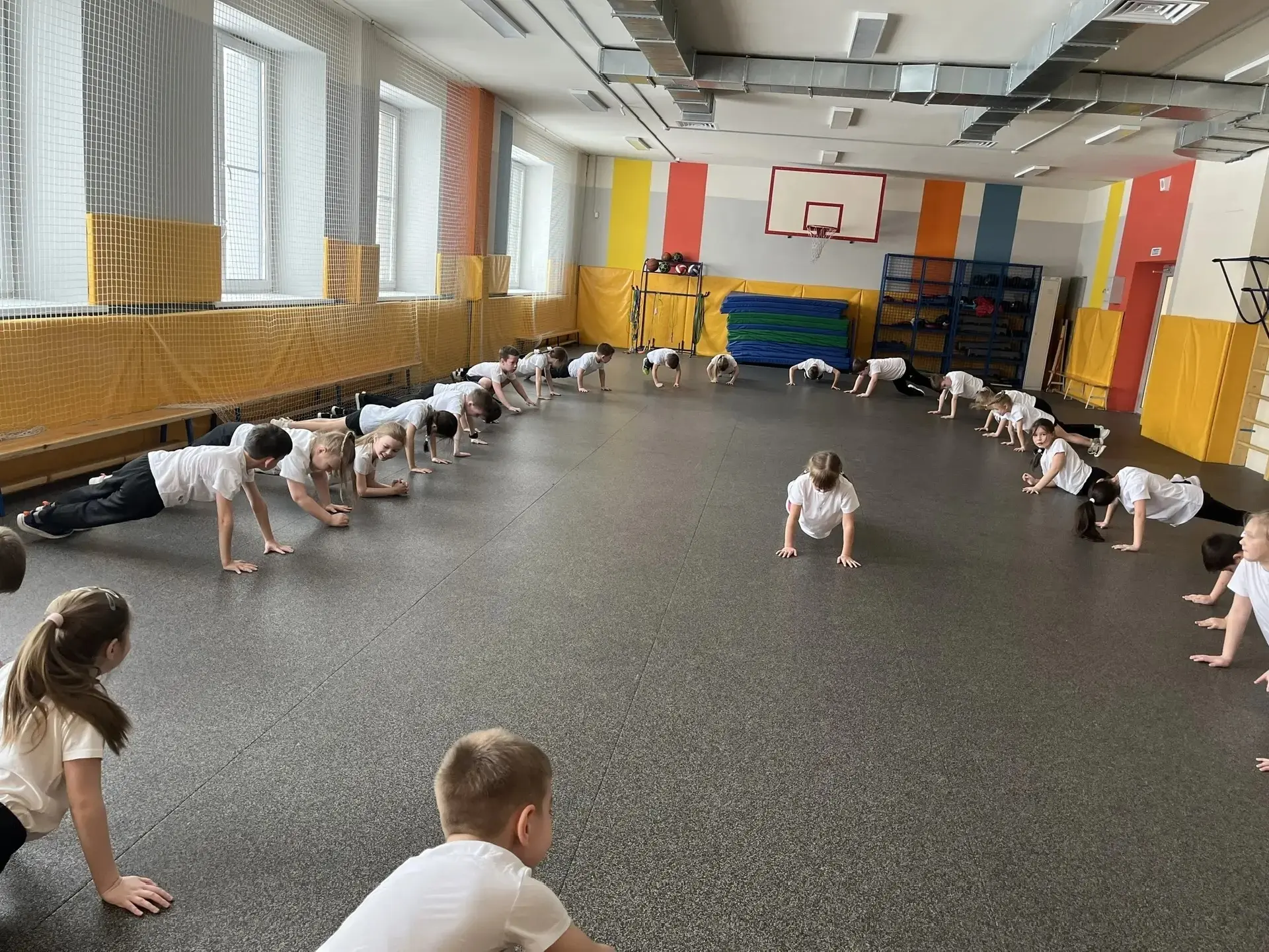 В рамках трека " Орлёнок-Спортсмен" на уроке физкультуры в 1"Б" классе прошла эстафета "Весёлые стар