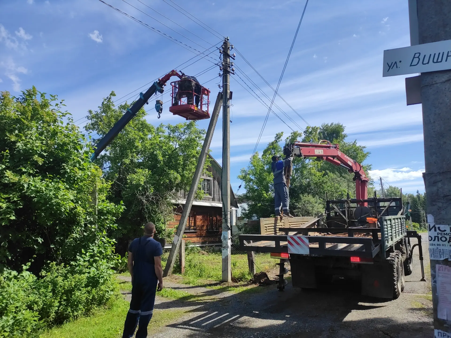 Для ускорения работают одновременно