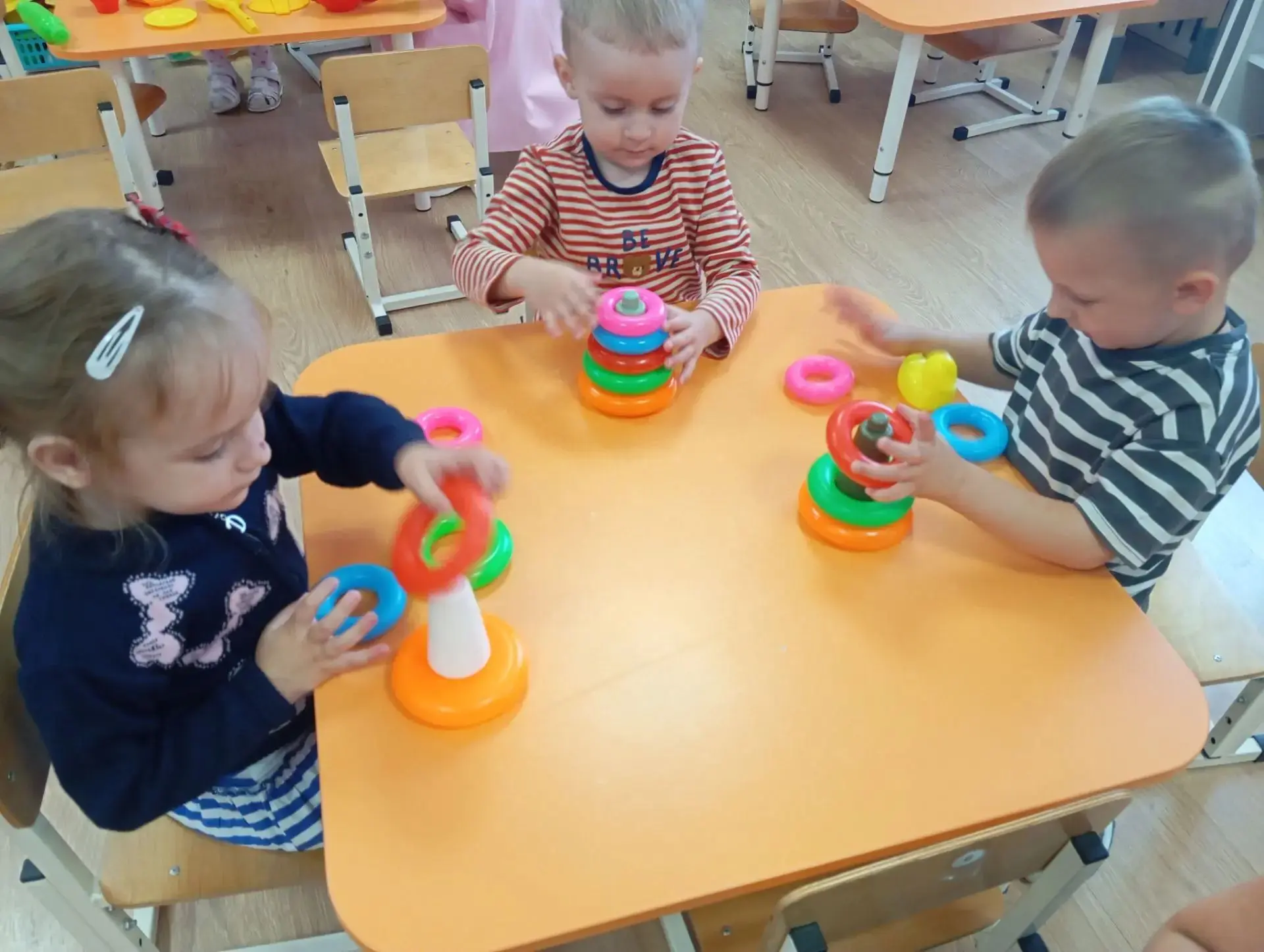 У наших малышей сегодня было весёлое и полезное занятие: ребята раскрашивали пирамидки ...
