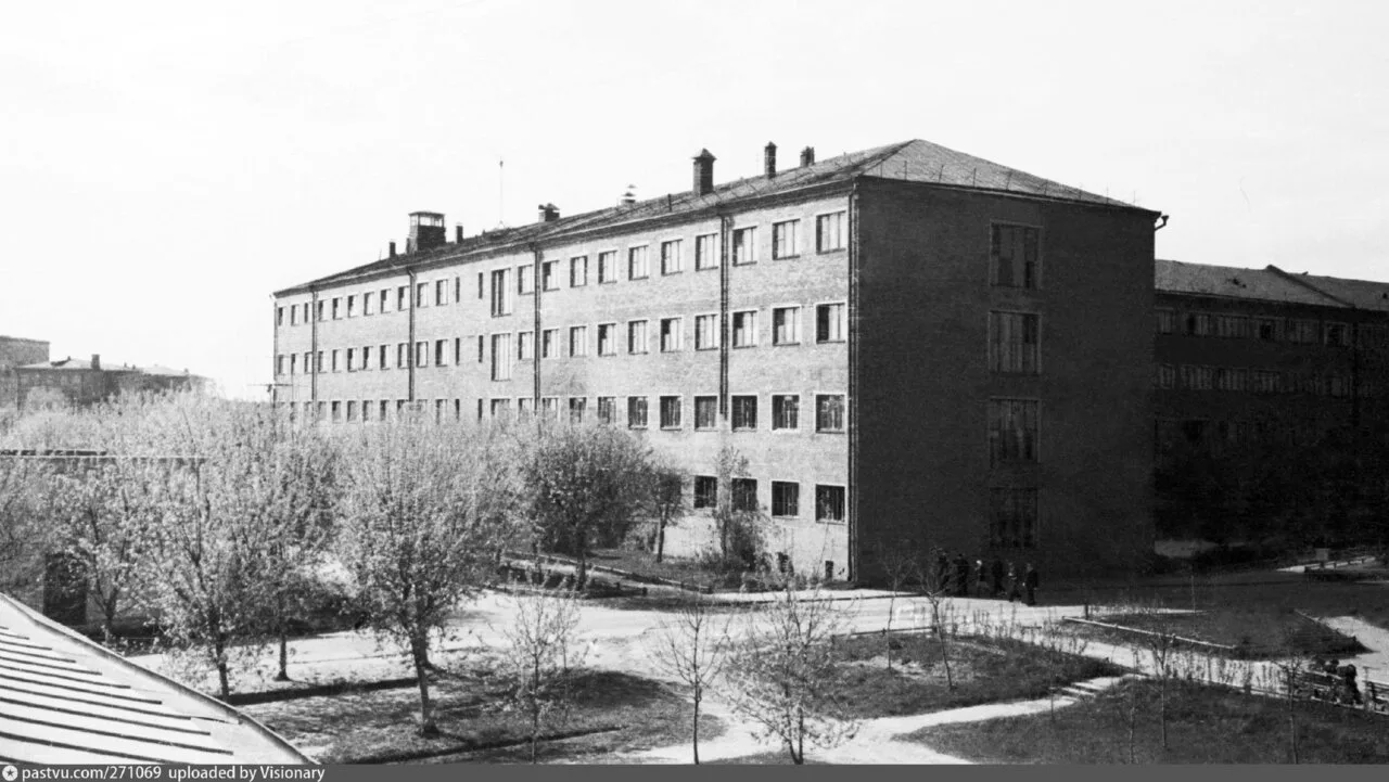 МАИ в начале 1950-х. Южный фасад учебно административного корпуса.

#ЭпохаПятилеток_Аэросокол

Читай