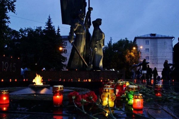 С 10 июня работает сайт деньпамяти.рф. Там можно бесплатно поставить виртуальную свечу в память о 27
