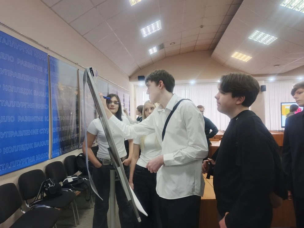 Когда инженеры играют в Лего, получается бизнес 😎🧱  Думаете, в 10Б только физику изучают? Как бы не 