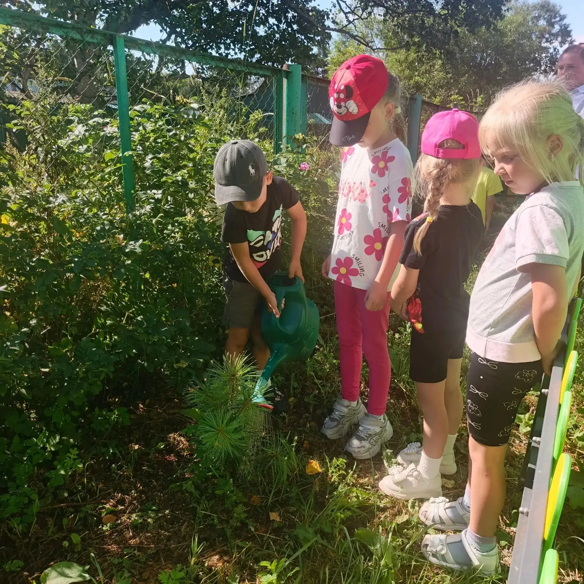 🌱 Маленькие садоводы в деле! 😍