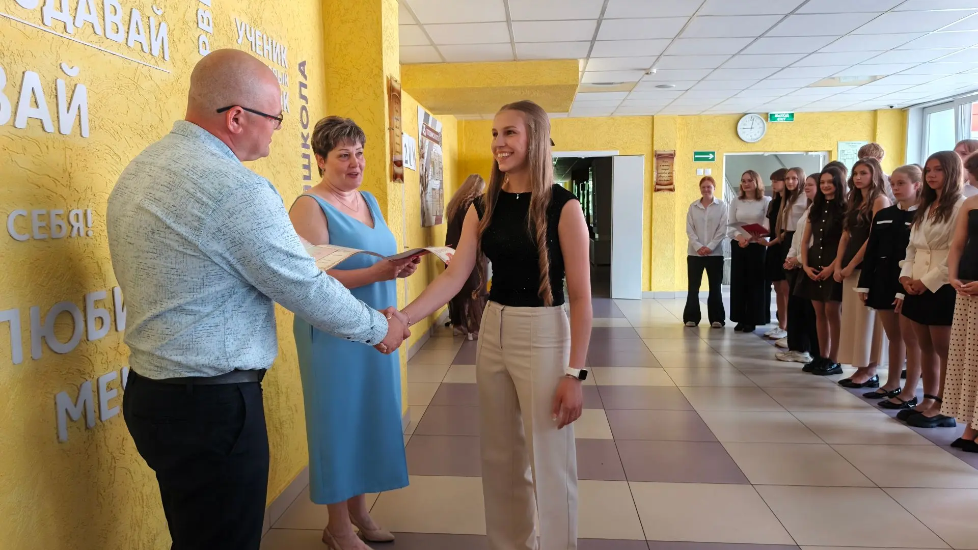 🎓 Торжественный момент: Вручение аттестатов 9 классам!

Сегодня в нашей школе царила по-настоящему 