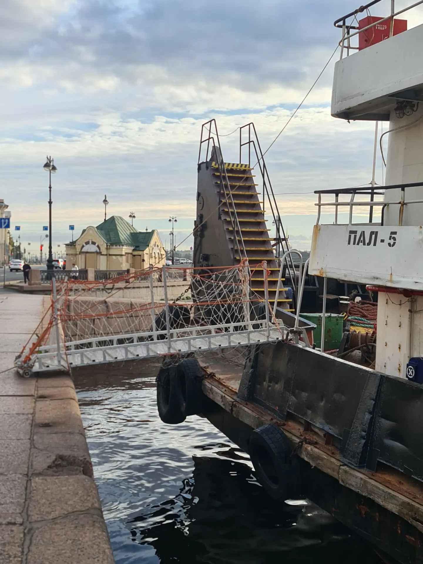 Моряки — народ, живущий циклами: берег — море — берег. И трап — точка перехода между дв...