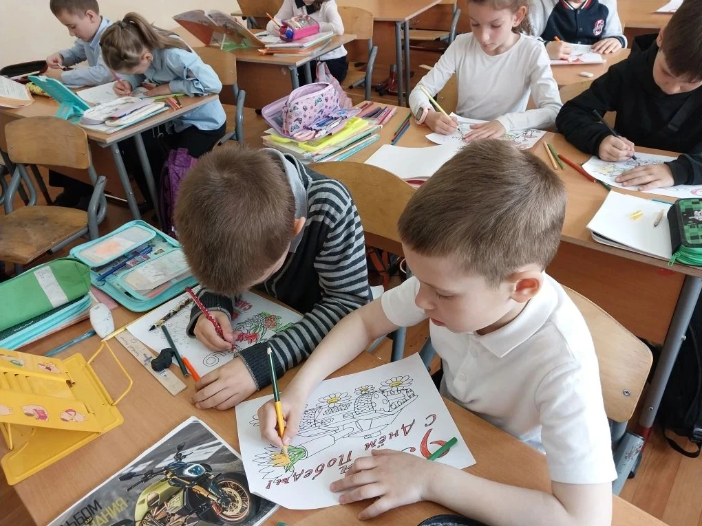 🎨 Первоклассники поздравили жителей с Днём Победы!  Наши самые юные ученики тоже не остались в сторо