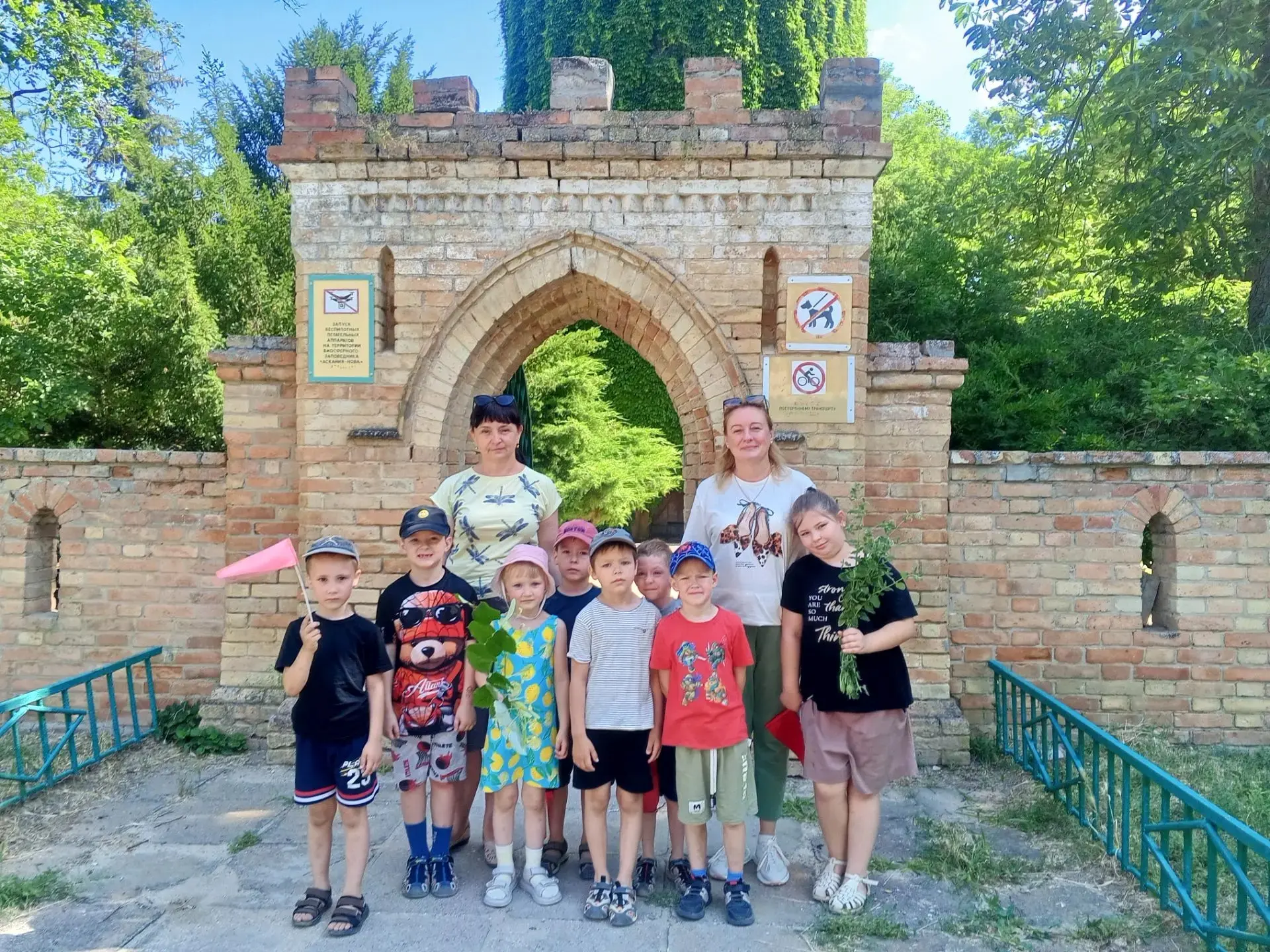 🌿 Экологическая прогулка с «Звёздочками»
Воспитанники старшей группы «Звездочки» продолжают изучать