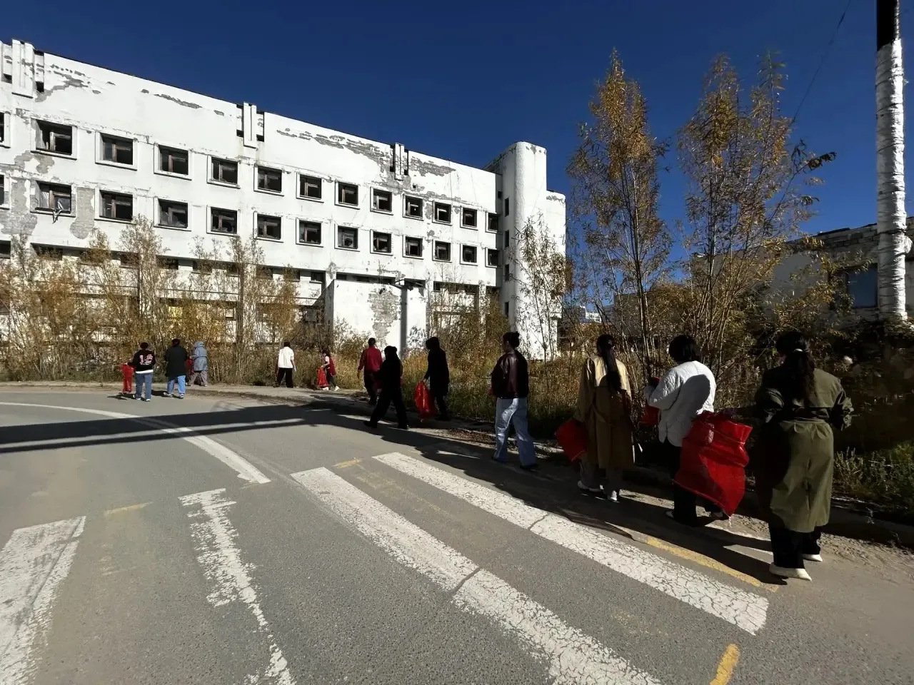 Сегодня совместными  усилиями мы навели порядок на территории детского сада.