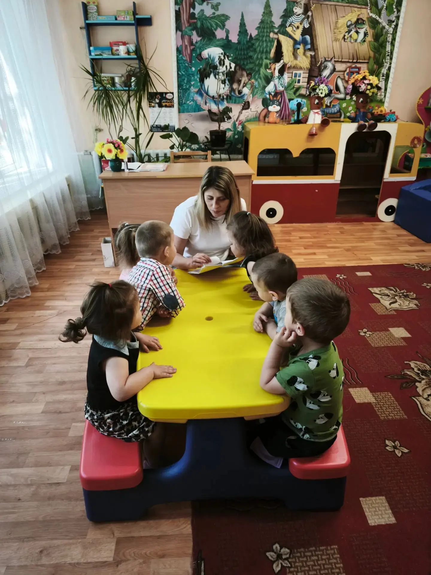 В рамках проведения Года единства народов России, воспитанники ясельной группы № 1 "Цыплята" ГБДОУ Л