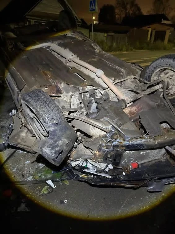 🚨 На Горняков, 5 водитель влетел в дом