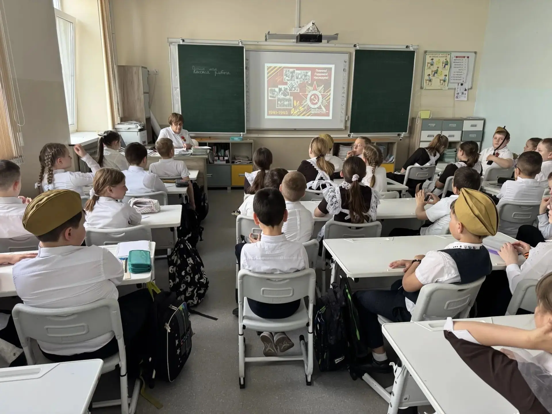 В преддверии Дня Победы ученики 3 «Б» и 3 «В» классов приняли участие в викторине «Парад Победы».   