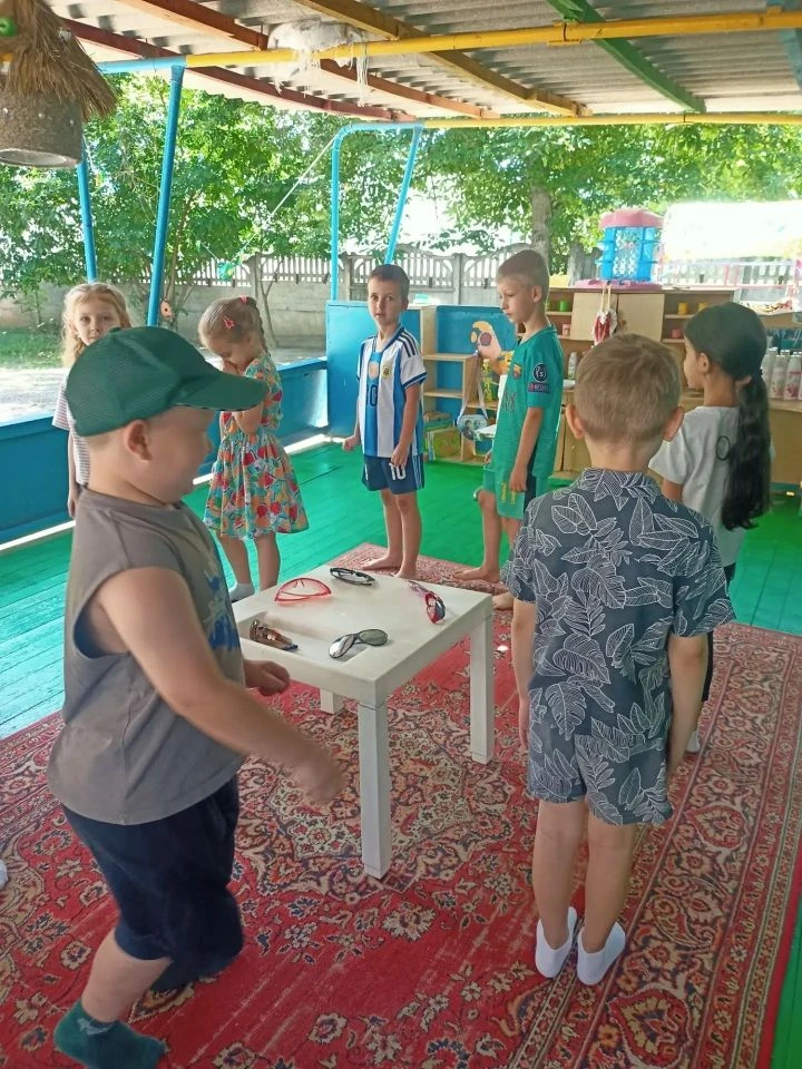 1 июля является днём изобретения солнечных очков.В подготовительной группе "Радуга"прошел тематическ