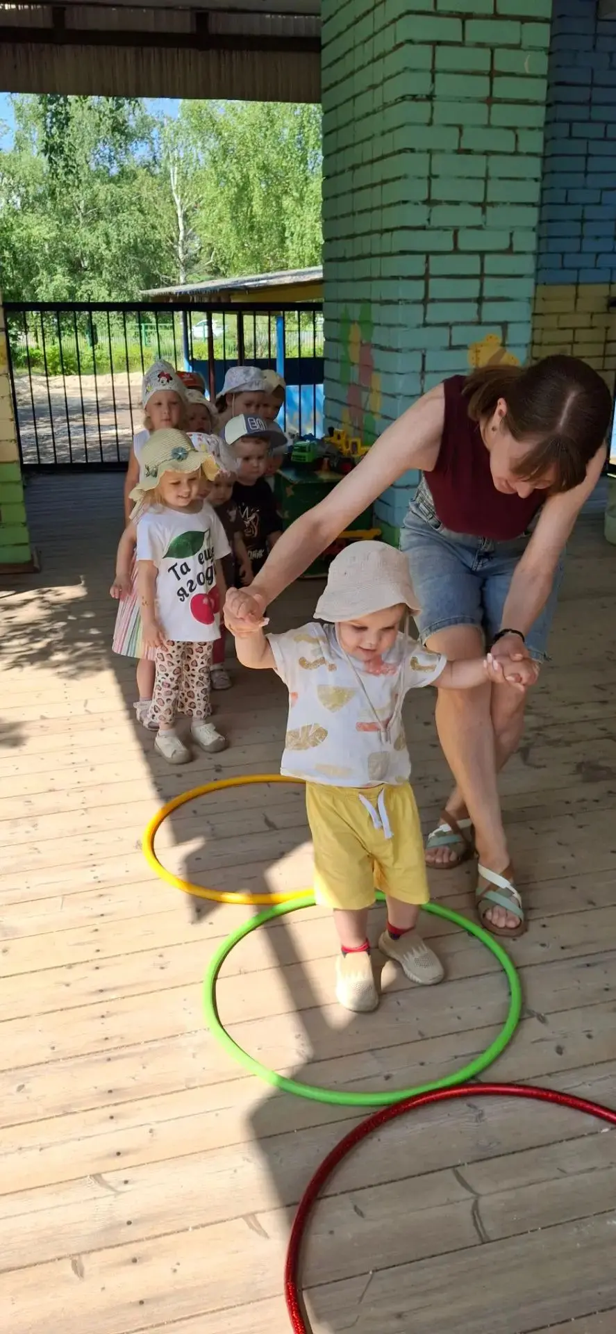 ⚡️⚡️⚡️
Кто не хочет скучать –
Все бегите к нам играть!
От души мы порезвимся,
Вместе все повеселимся