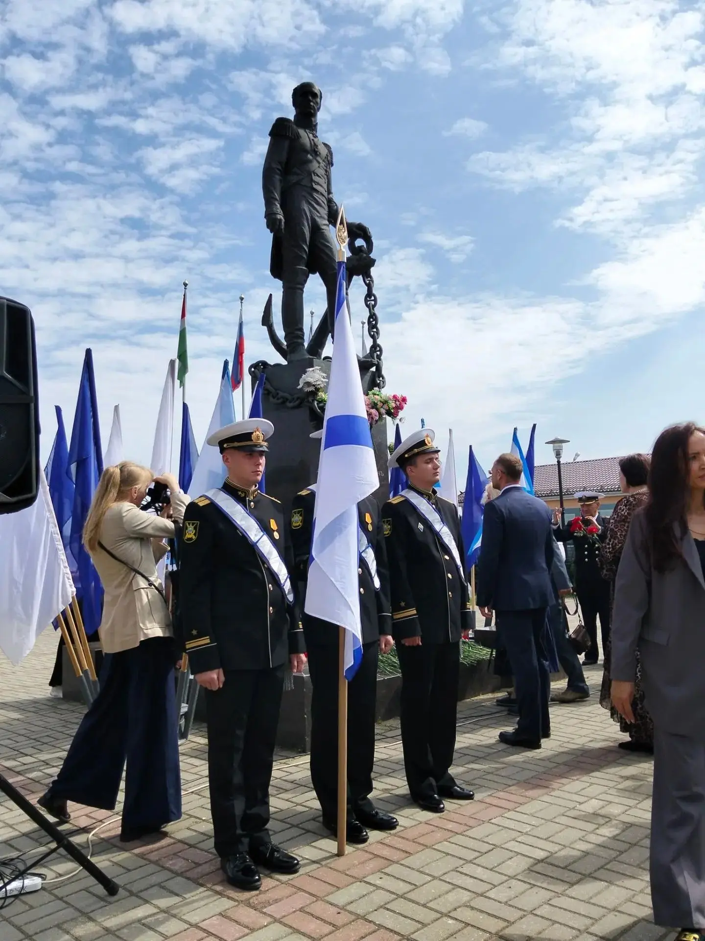🌹 Сегодня, в День города, у памятника адмиралу Д. Н. Сенявину состоялось торжественное...