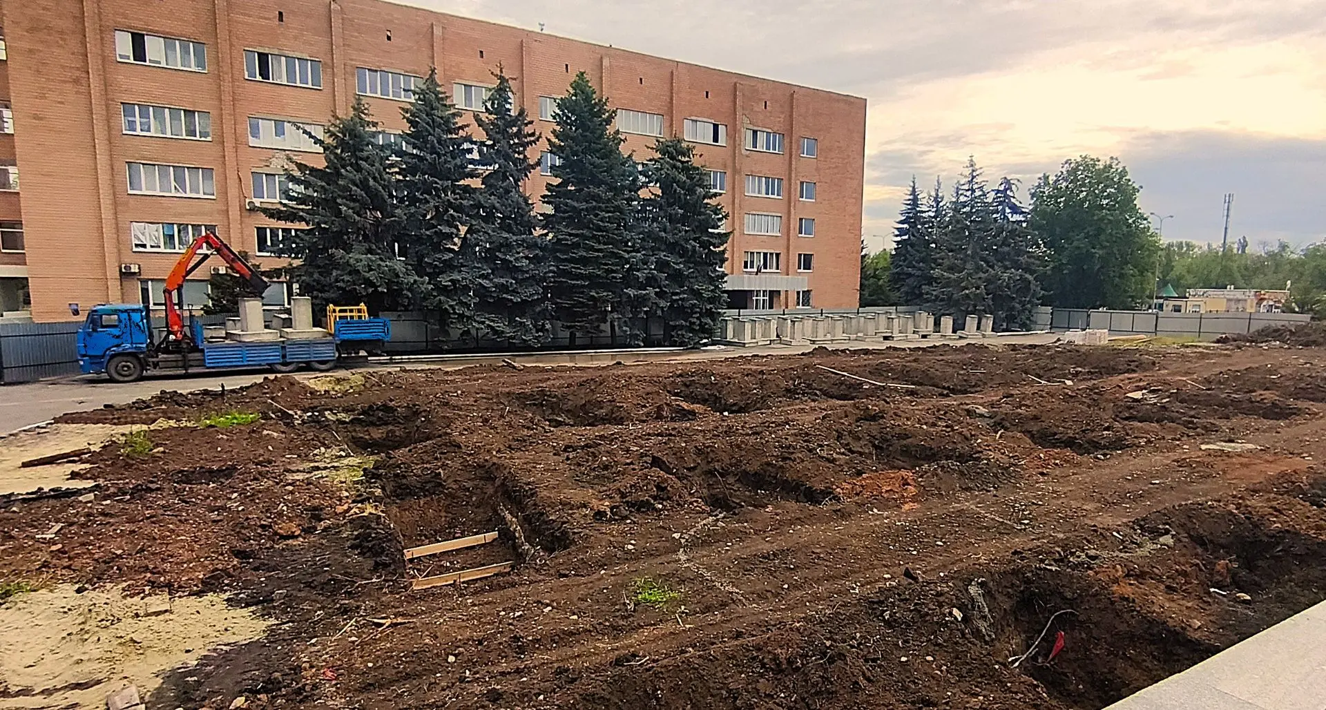 Уважаемые пациенты и посетители ЛРКБ.
Информируем вас о том, что в настоящее время на территории наш