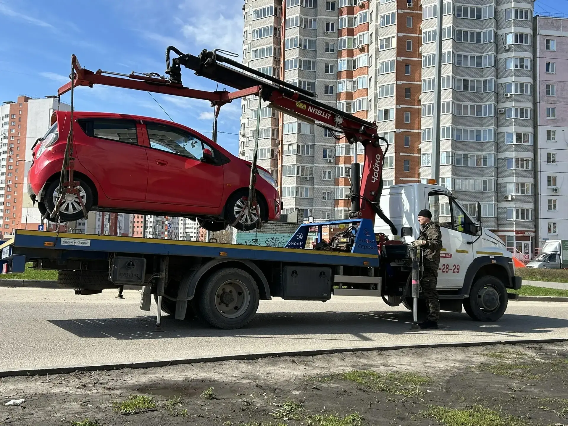 ⚡️ Рейд по нарушению парковки прошел на улице Белана: машины нарушителей массово увозили на штрафсто