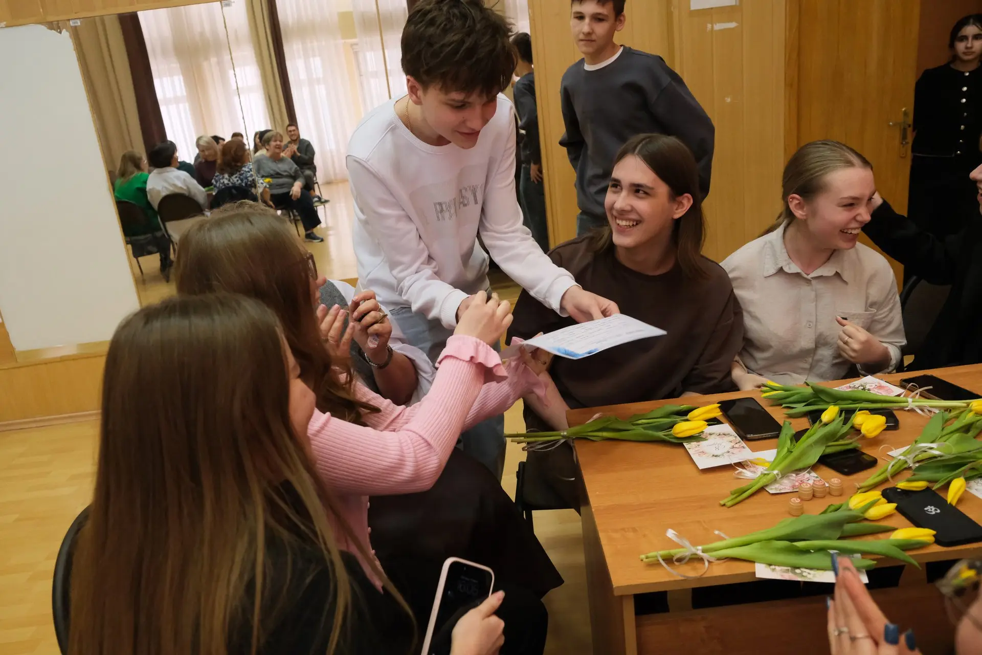 🎶 Музыкальное лото в честь 8 Марта: битва поколений!  Сегодня в актовом зале второго здания нашей шк