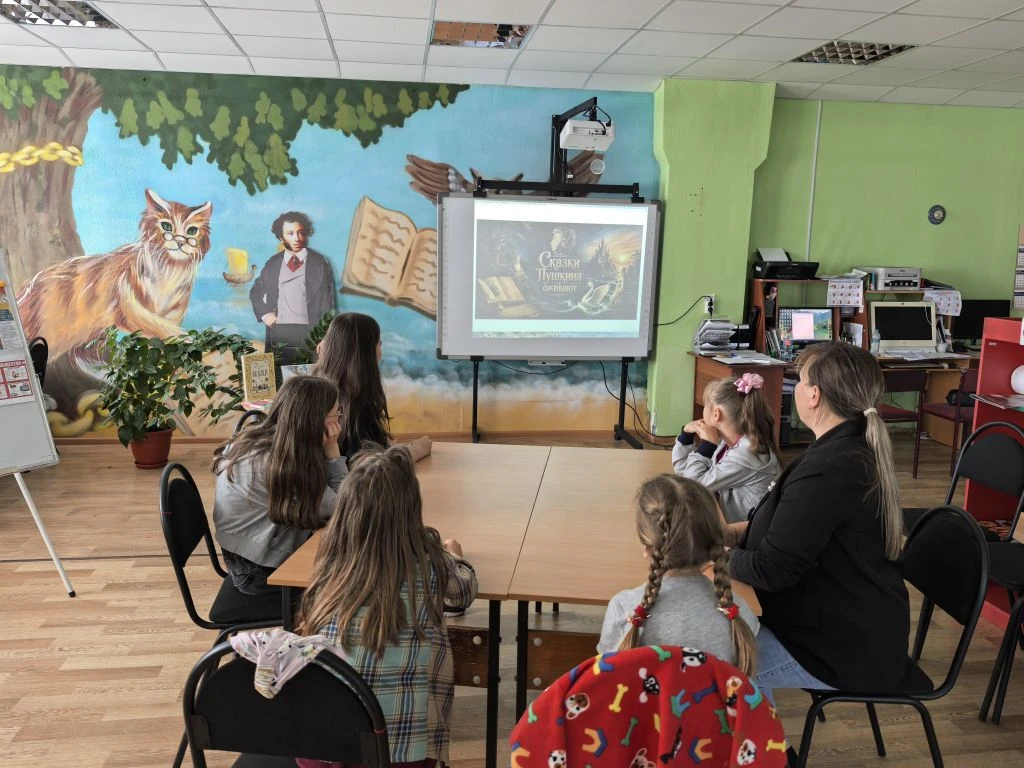🌸 В детской библиотеке прошла тёплая и познавательная викторина, посвящённая Пушкинскому дню России