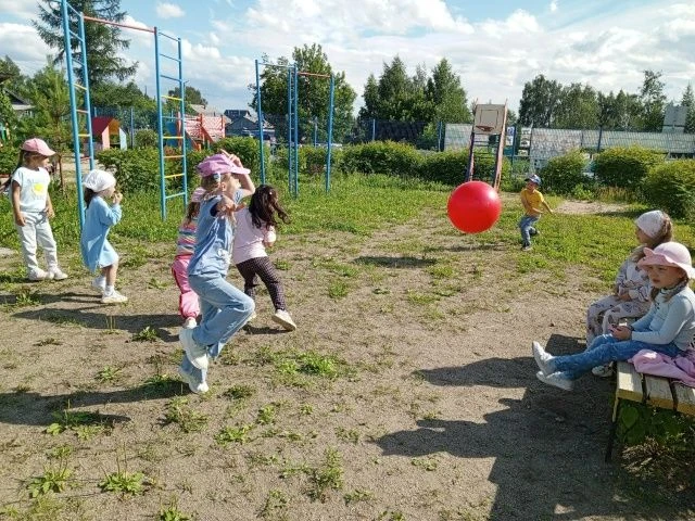 Радость , видите какая! 
В небе  сияет! Краски дивной красоты 
У небесной радуги. Лето  - это яркое 