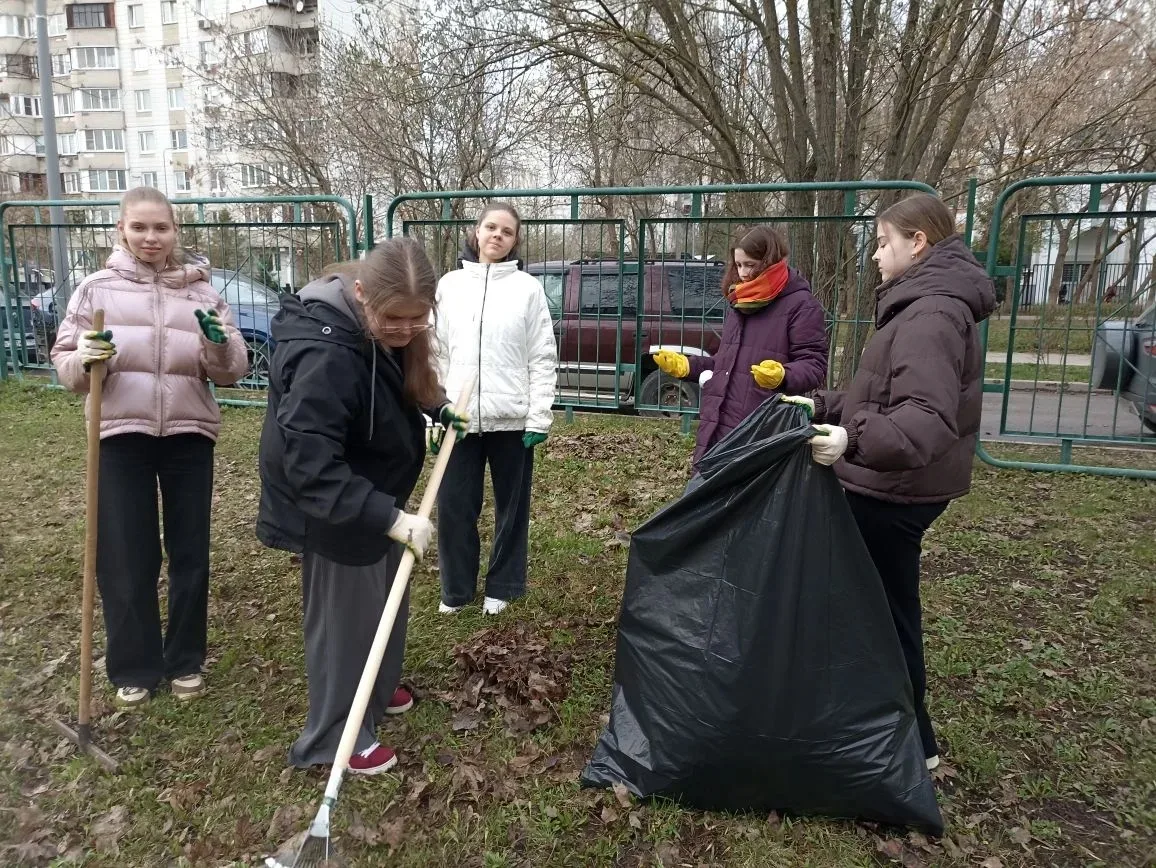 «Чисто-чисто и красиво: На участке и вокруг! Улыбаемся счастливо — В честь весны подарок милый Получ